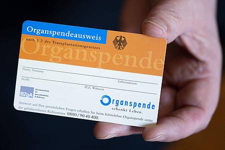 Hendrik Schmidt/dpa/dpa-tmn | Ein Organspendeausweis kann helfen, den eigenen Willen festzuhalten und im Ernstfall bekannt zu machen.