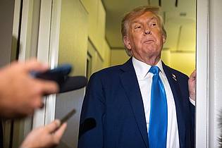 Mark Schiefelbein/AP/dpa | Donald Trump wendet sich mit scharfen Drohungen an Teheran.