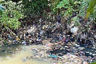 Carola Frentzen/dpa | Kaum noch identifizierbarer Unrat treibt vielerorts im Fluss Citarum. 