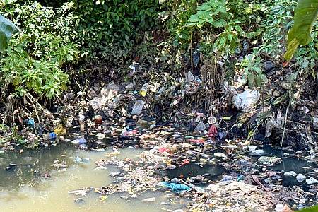 Carola Frentzen/dpa | Kaum noch identifizierbarer Unrat treibt vielerorts im Fluss Citarum. 