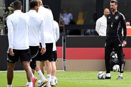 Federico Gambarini/dpa | Der Kommandogeber auf dem Trainingsplatz: Sandro Wagner (r) beim Abschlusstraining vor dem Frankreich-Spiel.