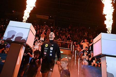 Arne Dedert/dpa | Die große Boll-Show: Deutschlands Tischtennis-Legende wird zum Abschied in Frankfurt noch einmal gefeiert.