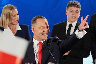 Czarek Sokolowski/AP/dpa | Der rechtskonservative polnische Präsidentschaftskandidat Karol Nawrocki zeigte sich siegessicher.