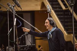 Lara Cornell/Universal Pictures/Amblin Entertainment/dpa | Für «Jurassic World: Die Wiedergeburt» komponierte Alexandre Desplat die Filmmusik.