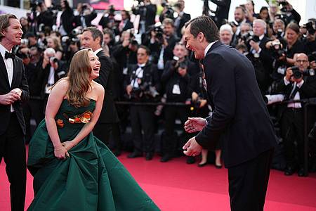 Scott A Garfitt/Invision/AP/dpa | Mit ihrer grünen Robe sorgte Mia Threapleton für einen glamourösen Moment in Cannes. (Archivfoto)