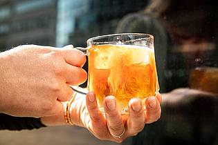 Christin Klose/dpa-tmn | Wer es mag, schüttet sich in seinen Cold Brew nicht nur Eiswürfel, sondern auch einen Schuss Milch. 