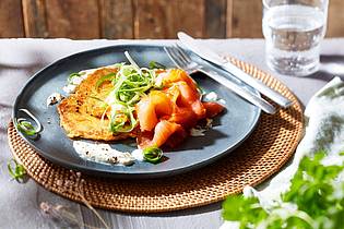 KMG/die-kartoffel.de/dpa-tmn | Frischer Rösti-Twist: Mit Kimchi, Räucherlachs und Zitronenquark wird das  Kartoffelrösti leicht und sommerlich.
