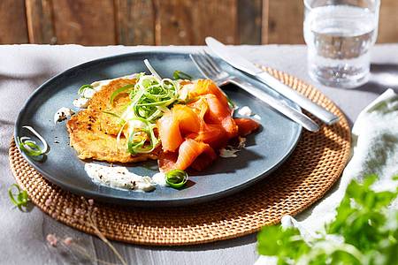 KMG/die-kartoffel.de/dpa-tmn | Frischer Rösti-Twist: Mit Kimchi, Räucherlachs und Zitronenquark wird das  Kartoffelrösti leicht und sommerlich.