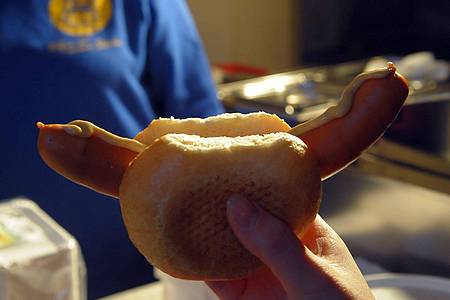 picture alliance / ZB | Wegen einer Bockwurst-Bestellung konnte der betrunkene Fahrer gestellt werden. (Symbolbild)