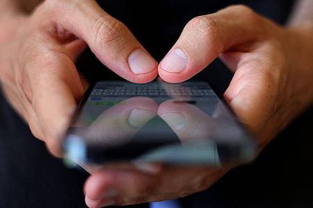 Karl-Josef Hildenbrand/dpa | Ein paar kleine Fingertipps, die sich lohnen: Einfach GPS, WLAN oder Bluetooth abschalten, wenn es nicht benötigt wird.