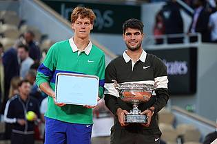 Lindsey Wasson/AP/dpa | Lieferten großes Tennis und schrieben Geschichte: Sieger Carlos Alcaraz (r) und Jannik Sinner