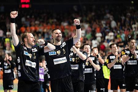 Marius Becker/dpa | Die Füchse Berlin bejubeln den Einzug ins Finale der Champions League.
