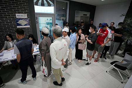 Ahn Young-joon/AP/dpa | Rund 44 Millionen Menschen sind zur Wahl aufgerufen. 