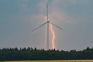 Patrick Pleul/dpa | Die Gefahr neuer Gewitter steigt insbesondere ab Mittwochabend. 