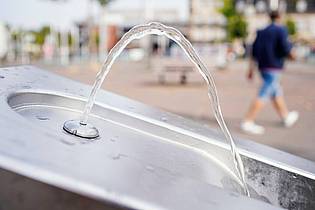 Uwe Anspach/dpa | Trinkwasserbrunnen wie hier in Mannheim machen die Hitze erträglicher.