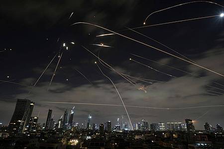 Leo Correa/AP/dpa | Auch in der Nacht griff der Iran wieder an. 