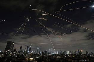 Leo Correa/AP/dpa | Auch in der Nacht griff der Iran wieder an. 
