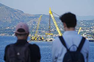 Peter Byrne/PA Wire/dpa | Ein besonderer Anblick: die Bergung der Superyacht «Bayesian».