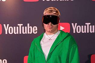 Carsten Koall/dpa | Je dicker die Brille desto cooler? Rapper Ski Aggu ist bekannt für seine Skibrille. Diesen Sommer werden Sie womöglich viele Leute mit Ski-, Masken, Shield- oder Biker-Brillen sehen. Dezent ist out.