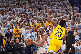 Kyle Phillips/AP/dpa | Jalen Williams (l) hatte einen ganz großen Abend beim Sieg für OKC.