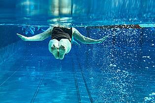 Julian Stratenschulte/dpa/dpa-tmn | Um Schwindel nach dem Schwimmen zu vermeiden, braucht es etwas Geduld beim Verlassen des Wassers. 