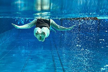 Julian Stratenschulte/dpa/dpa-tmn | Um Schwindel nach dem Schwimmen zu vermeiden, braucht es etwas Geduld beim Verlassen des Wassers. 