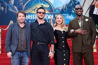 Annette Riedl/dpa | Gareth Edwards (l-r), Regisseur, Jonathan Bailey, Scarlett Johansson und Mahershala Ali 