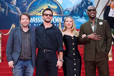 Annette Riedl/dpa | Gareth Edwards (l-r), Regisseur, Jonathan Bailey, Scarlett Johansson und Mahershala Ali 