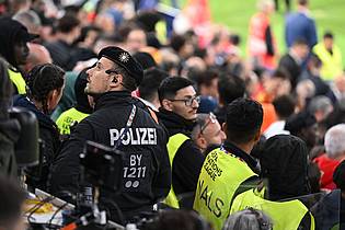 Sven Hoppe/dpa | Der Vorfall in der Verlängerung sorgte für ein Großaufgebot an Sicherheitskräften und medizinischem Personal auf der Tribüne.