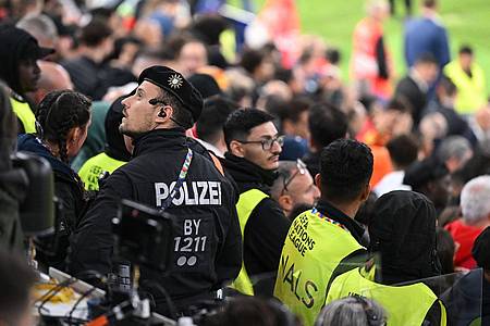 Sven Hoppe/dpa | Der Vorfall in der Verlängerung sorgte für ein Großaufgebot an Sicherheitskräften und medizinischem Personal auf der Tribüne.