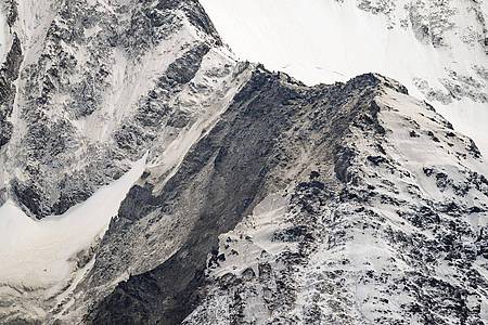 Alessandro della Valle/Keystone/dpa | Das Kleine Nesthorn zeigt Spuren der Felsen, die abbrachen.
