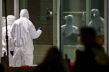 Christoph Reichwein/dpa | Die Spurensicherung untersucht Einschusslöcher im Foyer eines großen Kinos in Krefeld: Hier hatte die Polizei den Verdächtigen niedergeschossen. (Archivbild)