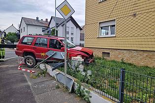 Carolin Eckenfels/dpa | Die beiden Fahrerinnen wurden bei dem Unfall leicht verletzt und in ein Krankenhaus gebracht.
