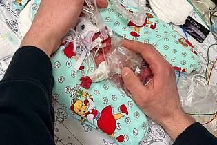 Privat/Kinderklinik Dritter Orden Passau/dpa | Etwas mehr als ein Päckchen Butter wog die kleine Marie, als sie im Februar zur Welt kam. Seitdem ist das Kind gut gewachsen.
