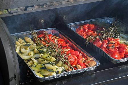 Patrick Pleul/dpa-Zentralbild/ZB | Auch fleischlos grillen ist möglich. (Archivbild)