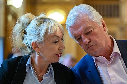Hendrik Schmidt/dpa | «Compact»-Chefredakteur Jürgen Elsässer und seine Ehefrau Stephanie unterhalten sich im Bundesverwaltungsgericht. (Archivbild) 