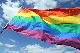 Wolfgang Kumm/dpa | Die Grünen finden: Die Regenbogenflagge soll am CSD auf dem Reichstag aufgezogen werden. (Archivbild)