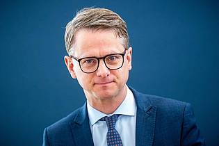 Michael Kappeler/dpa | Der CDU-Generalsekretär hofft ein «respektvolles Aufeinandertreffen» von Merz und Trump.