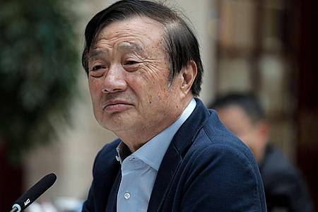 Vincent Yu/AP/dpa | Huawei liegt laut Gründer Ren Zhengfei bei Chips noch eine Generation hinter den USA zurück. (Archivbild). 