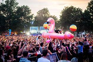 Hauke-Christian Dittrich/dpa/dpa-tmn | Genug trinken, Pausen einlegen, auch mal in den Schatten: All das hilft dabei, auch den längsten Festivaltag gut zu überstehen. 