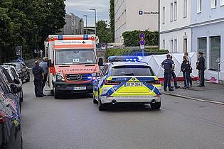 Markus Zechbauer/Zema Medien/dpa | Ein Auto ist in Passau in eine Menschengruppe gefahren.