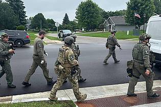 Tim Sullivan/AP/dpa | In Minnesota läuft eine großangelegte Fahndung nach dem Schützen - er soll sich als Polizist ausgegeben haben.