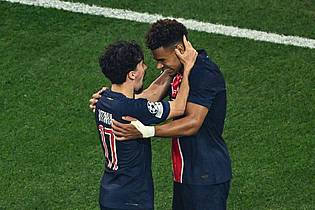 Peter Kneffel/dpa | Desiré Doue (rechts) wird von Vitinha nach dem 2:0 für Paris gegen Inter geherzt.