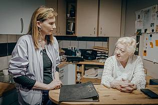 3sat/dpa | Reporterin Lisa Altmeier (l) spricht in einem Berliner Bordell mit Hausdame Maria. 
