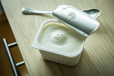 Christin Klose/dpa-tmn | Magerquark hat die Nase vorn: Mit einem höheren Eiweißgehalt pro 100 Gramm übertrifft er den Skyr.