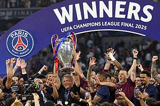 Christian Charisius/dpa | Luis Enrique feiert mit seinem Team den Sieg in der Champions League