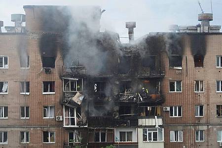 Andrii Marienko/AP/dpa | Die ostukrainische Stadt Charkiw erlebte nach Behördenangaben den bisher schwersten russischen Angriff.