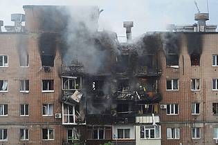 Andrii Marienko/AP/dpa | Die ostukrainische Stadt Charkiw erlebte nach Behördenangaben den bisher schwersten russischen Angriff.