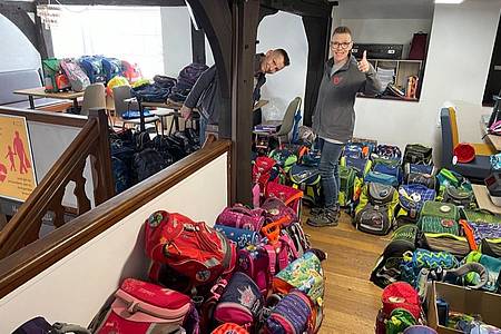 Fläche mit gebrauchten Schulranzen auf der Ranzenbörse Detmold