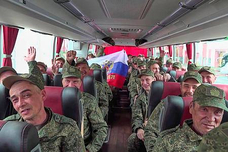 Uncredited/Russian Defense Ministry Press Service/AP/dpa | Russland und die Ukraine haben weitere Gefangene ausgetauscht. (Archivbild)